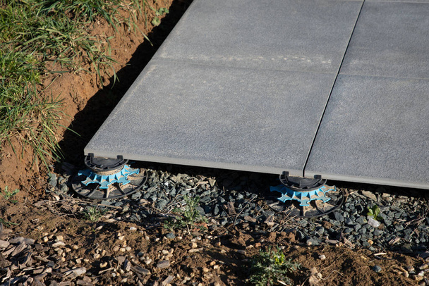 Pavimento esterno installazione di piastrelle sulla terrazza della casa con trame regolabili - Foto, immagini