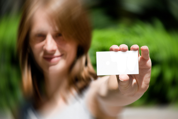 kadın holding boş oyun kağıdı - Fotoğraf, Görsel