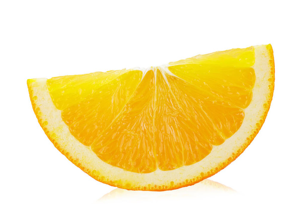 Φέτα πορτοκαλιού απομονωμένη σε λευκό φόντο. Το αρχείο περιέχει διαδρομή αποκοπής - Φωτογραφία, εικόνα