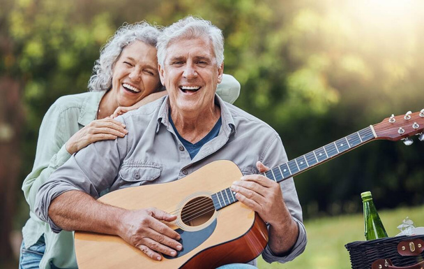Pár, kytara a piknik se starším mužem a ženou v přírodě s úsměvem a hudbou pro zábavu. Šťastný, důchod a láska se starším mužem a ženou důchodce v parku s nástrojem. - Fotografie, Obrázek