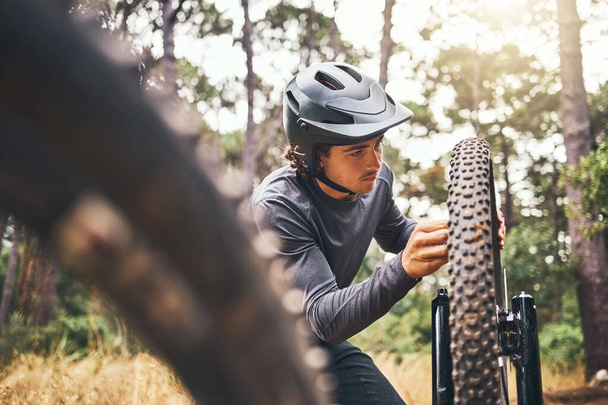 Cycling, adventure trail and bike repair, man fix wheel in forest. Nature, mountain biking and cyclist, outdoor cycle maintenance in Australia. Bicycle ride, dirt path and biker stop for tyre change - Foto, Imagem