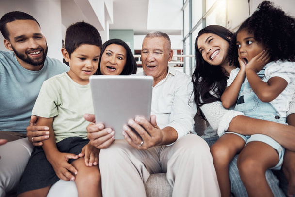 Perhe, koti ja hauskoja ihmisiä tabletin streaming elokuva, tilausvideo tai näyttää verkossa. Rakkaus, yllätys ja onnellinen iso perhe sohvalla hymyillen, rentoutuen ja nauttien laatuajasta yhdessä. - Valokuva, kuva