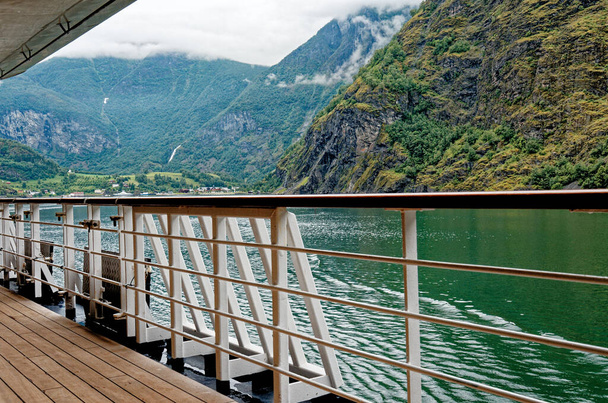 Reisbestemming Noord-Europa: Zicht op Aurlandsfjord op weg naar Flaam, Noorwegen. Prachtig uitzicht op de Noorse Fjord vanaf een cruise boottocht. 15 juli 2012 - Foto, afbeelding