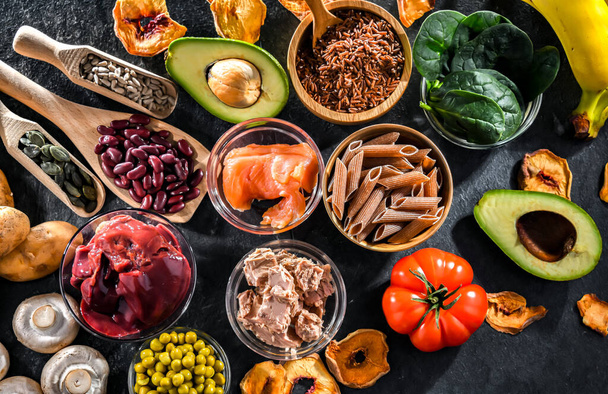 Produkty spożywcze bogate w niacynę zalecane jako suplement diety do kontroli poziomu cholesterolu i obniżenia ciśnienia tętniczego krwi - Zdjęcie, obraz
