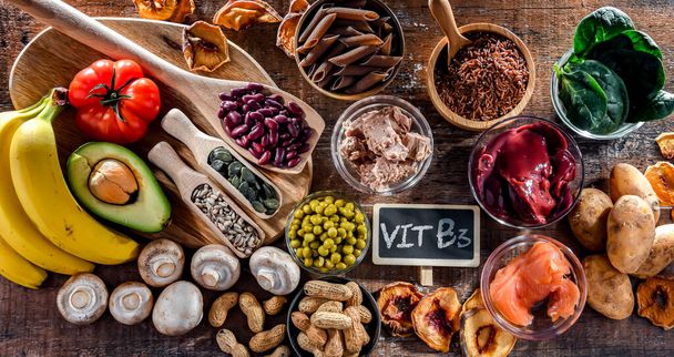 A koleszterinszint szabályozására és a vérnyomás csökkentésére étrend-kiegészítőként ajánlott niacinban gazdag élelmiszerek - Fotó, kép