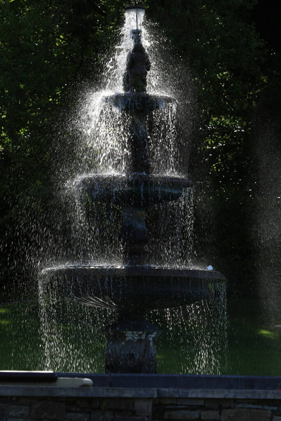 Brunnen im Park im Sommer - Foto, Bild