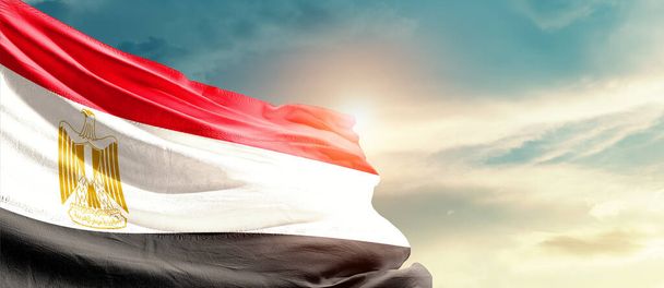 Mısır güneşli güzel gökyüzünde bayrak sallıyor - Fotoğraf, Görsel