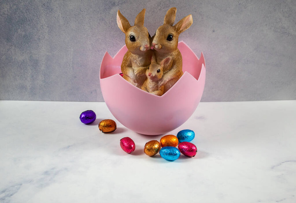 Húsvéti nyuszi áll egy húsvéti tojásban a családjával - Fotó, kép