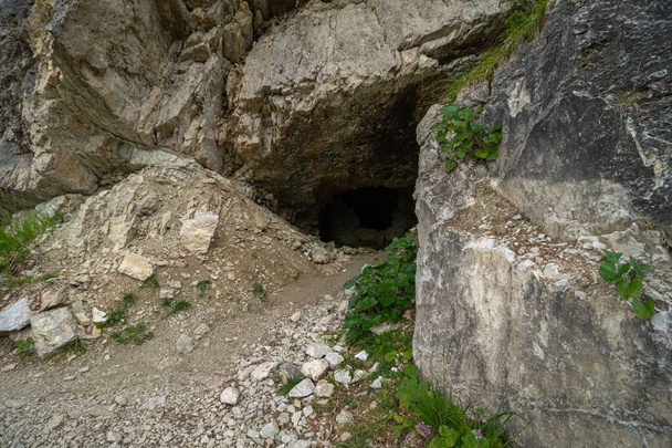 entrée d'une petite grotte dans les dolomites. Dolomites, Italie - Photo, image