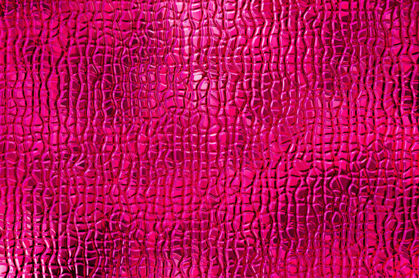 beleuchtete kreuzgebogene Streifen - rosafarbene Krokodilhaut. - Foto, Bild