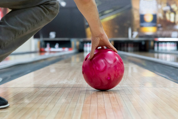 Růžová koule na podlaze v bowlingovém klubu - Obrázek - Fotografie, Obrázek