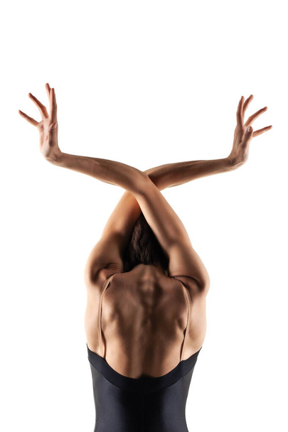 Bailarina de ballet moderna posando sobre fondo blanco. Elegante dama haciendo hermosas esculturas del cuerpo. - Foto, imagen
