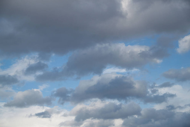 een foto van een bewolkte lucht. Luchtachtergrond. natuurlijke wolken. - Foto, afbeelding