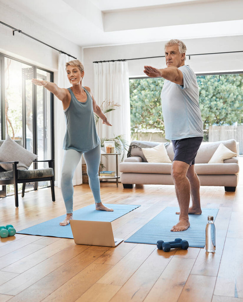 Senioren-Paar machen Online-Yoga-Workout, Stretching zu Hause und trainieren alten Körper in Dallas Wohnzimmer. Tägliche Fitness gemeinsam im Ruhestand, glückliche gesunde Frau und Mann beim Training mit Laptop-Technologie. - Foto, Bild