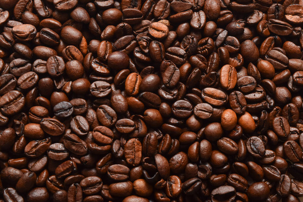 Dark roast coffee beans background, top view. - Foto, Bild