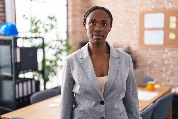 Femme afro-américaine au bureau avec une expression sérieuse sur le visage. simple et naturel regardant la caméra.  - Photo, image