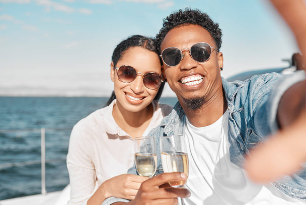 Jahti, ylellisyys ja merimatka pari samppanjaa hymyillen vuosipäivänään kesällä. Onnellinen, rakkaus hymy ja valtameri selfie naisen ja miehen lomalla onnea juo alkoholia yhdessä. - Valokuva, kuva