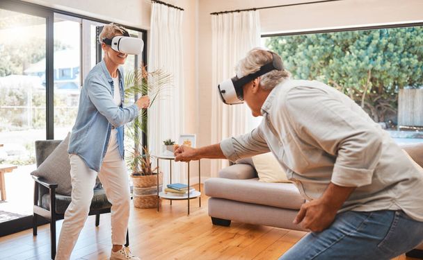 VR, oyun ve metaverse son sınıf çiftiyle birlikte eğlenmek için evlerinde oyun oynuyorlar. 3D, sanal gerçeklik ve internetle yaşlı bir oyuncu ve karısı derin bir deneyimin tadını çıkarıyorlar.. - Fotoğraf, Görsel