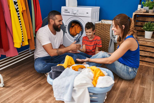 Сім'я грає в ігри прання одягу в пральні
 - Фото, зображення