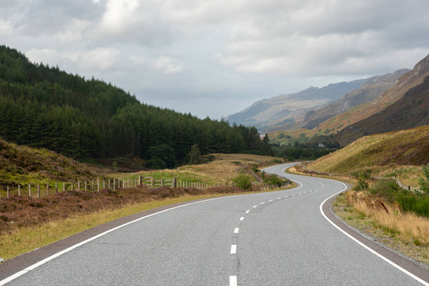 Falista droga w środku gór w Highlands, Szkocja - Zdjęcie, obraz