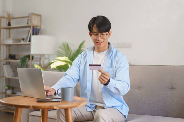 Бизнес-образ жизни, Бизнесмен с помощью кредитной карты для ввода для оплаты покупок в Интернете на ноутбуке. - Фото, изображение