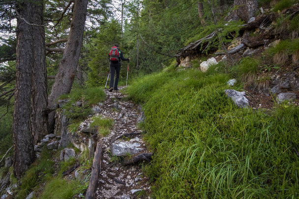 Турист перетинає віа феррата з обладнанням в доломітах. Dolomites, Italy - Фото, зображення
