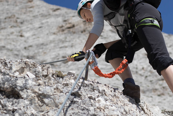 Escalada ao longo de uma linha de aço na via ferrata nas dolomitas. Dolomites, Itália - Foto, Imagem