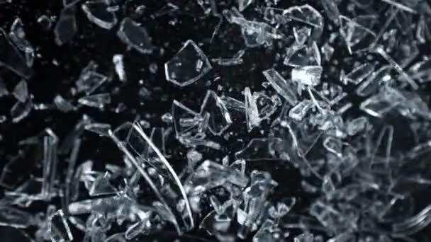 Super Slow Motion Shot of Glass Shards Flying Towards Camera Izolovaná na černé při 1000fps. Natočeno vysokorychlostní kamerou, 4k. - Záběry, video