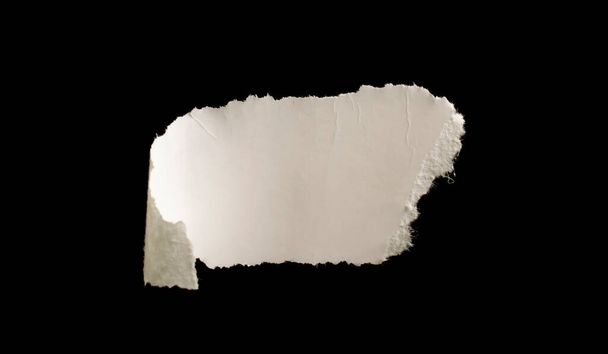 un morceau de papier blanc sur fond noir isolé - Photo, image