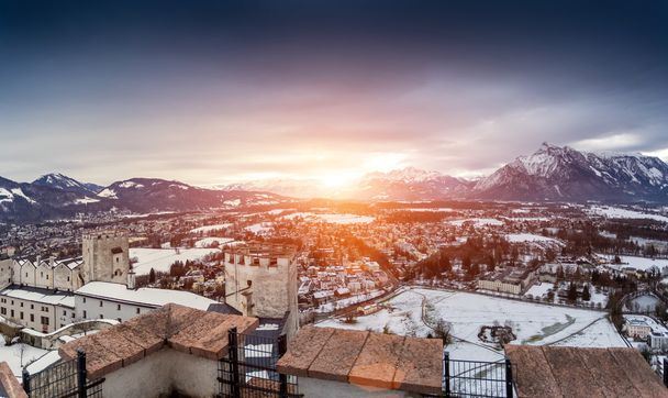 plano panorámico de puesta de sol sobre los Alpes nevados junto a Salzburgo
 - Foto, imagen