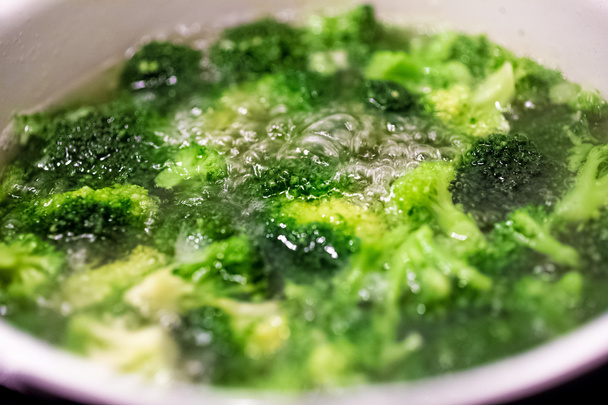 brócoli verde fresco hirviendo en agua caliente
 - Foto, imagen