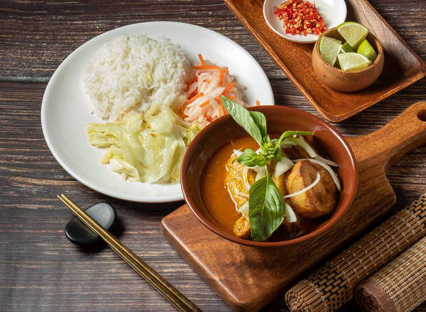 Curry Kip Rijst geserveerd in kom geïsoleerd op tafel bovenaanzicht van taiwan voedsel - Foto, afbeelding