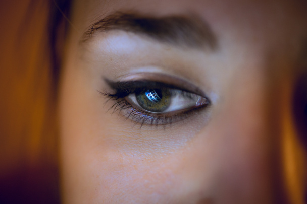 kadın gözlerine yansıtan bilgisayar ekranı - Fotoğraf, Görsel