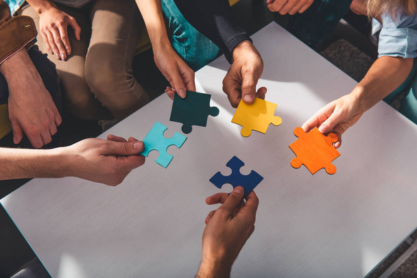 Les gens d'affaires connectent des pièces de puzzle comme intégration et démarrage - Photo, image