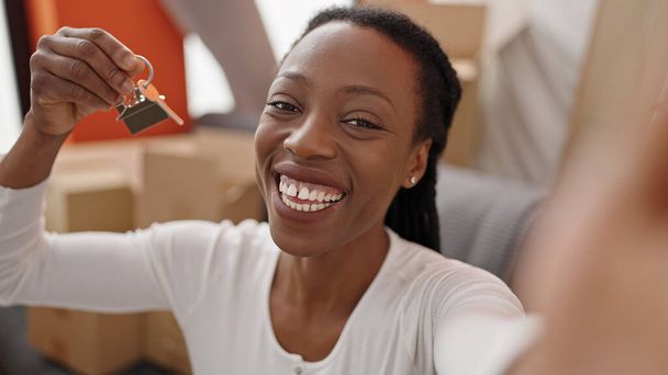 Afro americana mujer hacer selfie por cámara celebración llaves en nuevo hogar - Foto, Imagen