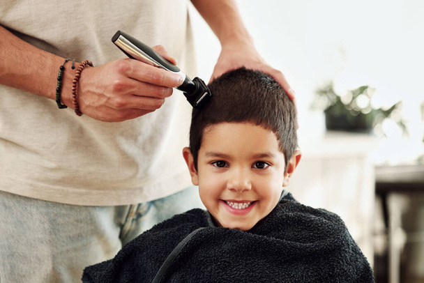 Portré, gyerek és borotválkozó haj a fodrásznál ápoláshoz, takarításhoz és borotváláshoz. Mosoly, arc és boldog fiú vagy gyermek kap egy frizura elektromos borotva fodrász a szalonban az új megjelenés és frizura - Fotó, kép