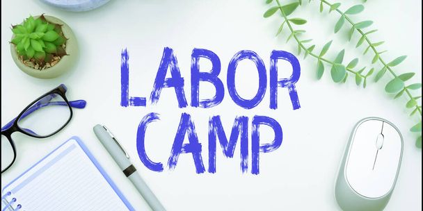 Inspiratie teken Labor Camp, Internet Concept een strafkolonie waar dwangarbeid wordt uitgevoerd - Foto, afbeelding