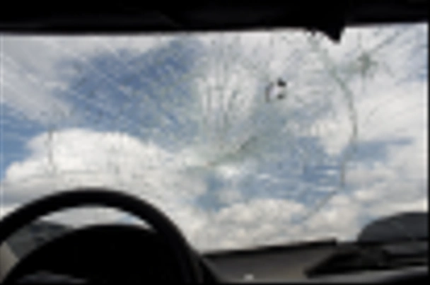 Parabrisas roto desde el interior del vehículo
 - Foto, imagen