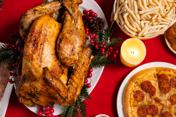 ロースト七面鳥とクリスマスディナー,クリスマスディナーのお祝いのためのダイニングルームでテーブルの上の特別な食べ物,クリスマスのお祝いのコンセプト - 写真・画像