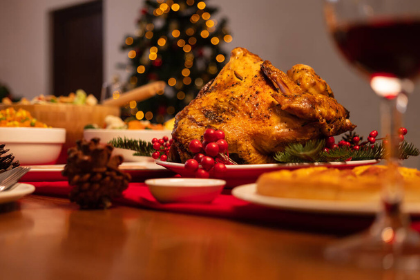 Joulupäivällinen paahdetun kalkkunan kanssa, Ruoka pöydällä ruokailuhuoneessa jouluaterian kunniaksi, Joulun juhla käsite - Valokuva, kuva
