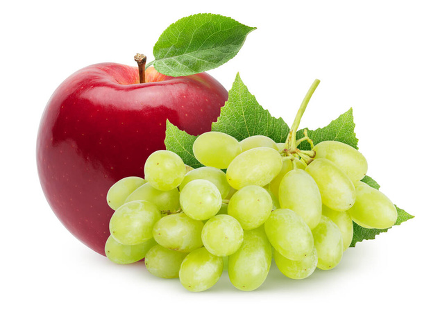 Изолированные фрукты. Красное яблоко фрукты и зеленый (желтый) виноград с листьями изолированы на белом фоне с обрезкой пути - Фото, изображение