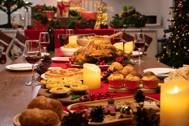 Kızarmış hindiyle Noel yemeği yemek için yemek odasında özel yemek, Noel kutlaması konsepti. - Fotoğraf, Görsel