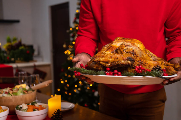 Karácsonyi vacsora sült pulykával, Különleges ételek az asztalon az ebédlőben a karácsonyi vacsora ünneplésére, Karácsonyi ünnepség koncepció - Fotó, kép