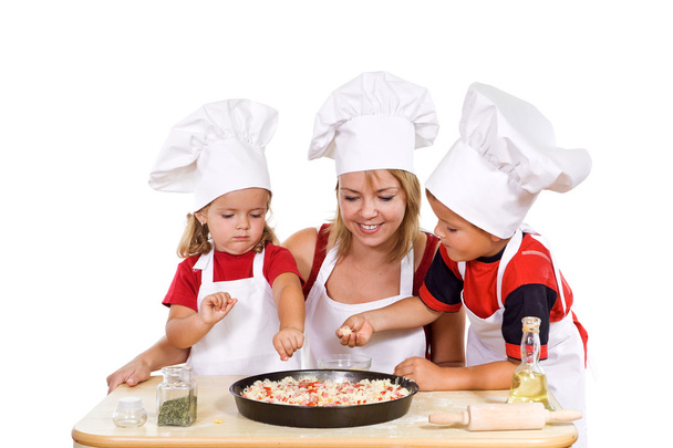 τα παιδιά και η μητέρα τους προετοιμασία μια πίτσα - Φωτογραφία, εικόνα