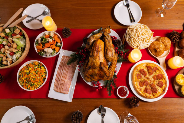 Рождественский ужин с жареной индейкой, Специальная еда на столе в столовой для празднования рождественского ужина, Концепция празднования Рождества - Фото, изображение