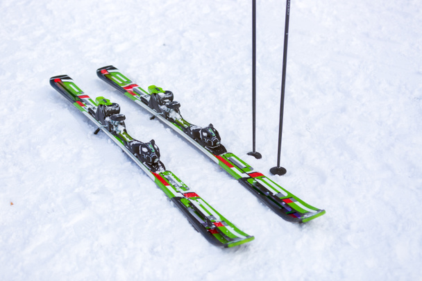 Пара лыж и лыжных палочек на снегу
 - Фото, изображение