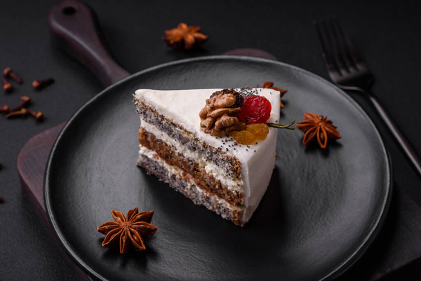Delicious beautiful piece of cake with cream and berries on a black ceramic plate on a dark concrete background - Foto, Imagem