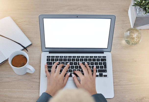 Ręce, kobieta i pisanie na laptopie widok z góry przy stole dla profesjonalnej komunikacji e-mail biznesu. Korporacyjna dziewczyna kariera pracuje na urządzeniu internetowym przy minimalistycznym biurku w biurze z makietą ekranu - Zdjęcie, obraz