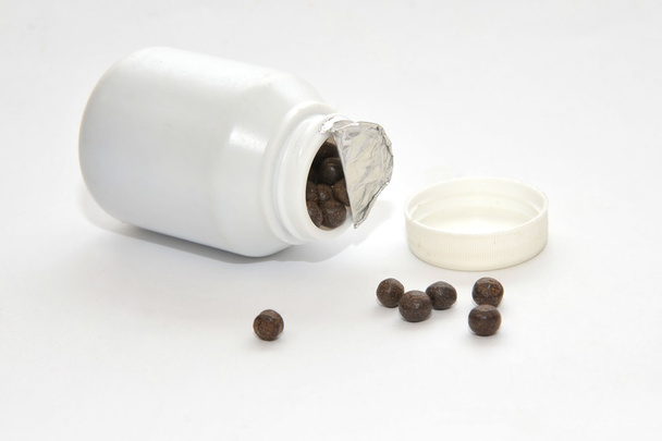 zwarte pillen van de traditionele geneeskunde - Foto, afbeelding