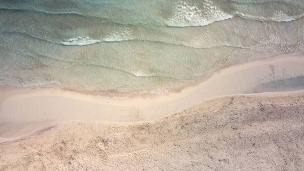 地中海の自然のパラダイスビーチの無人機からの空中の景色、透明な水と白い砂。バレアレス諸島のサコンマ・マリョルカ - 写真・画像
